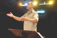 Guillermo Carbó dirigiendo